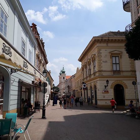 Sunny City Center Pecs Exterior photo