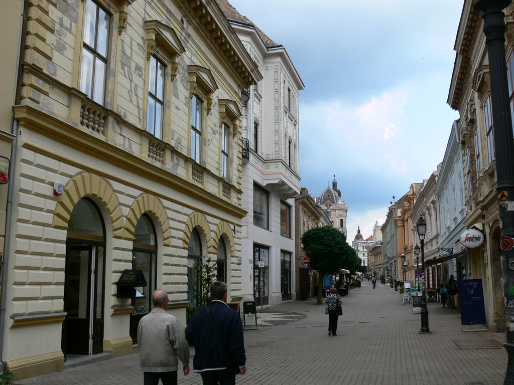 Sunny City Center Pecs Exterior photo