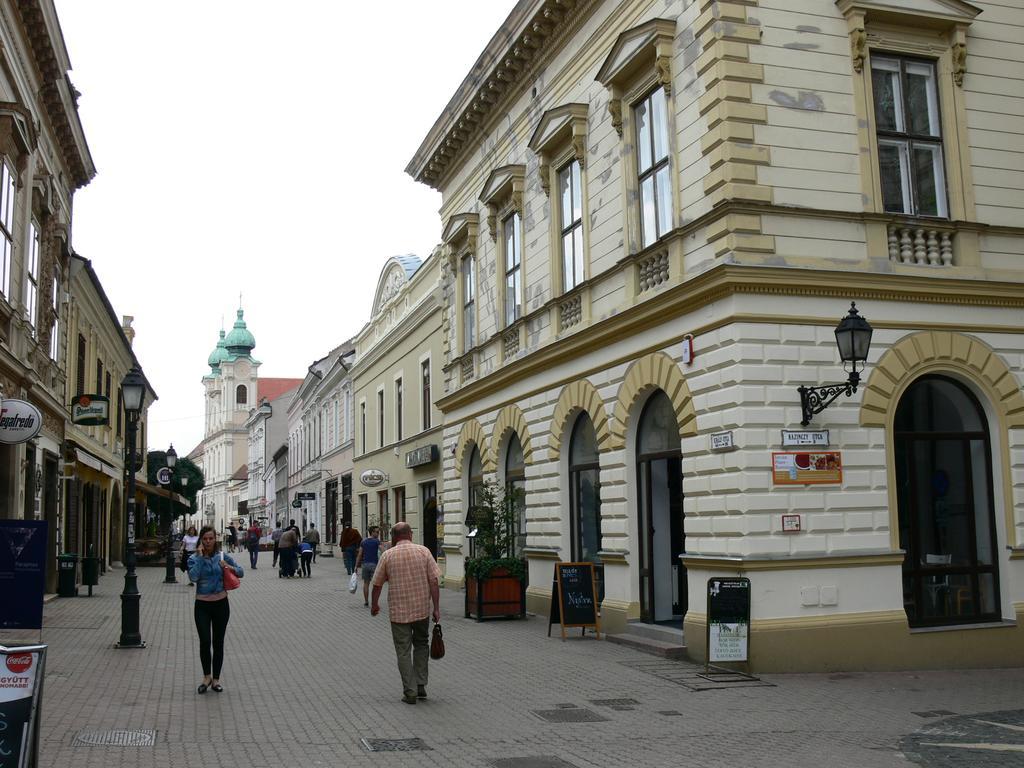 Sunny City Center Pecs Exterior photo